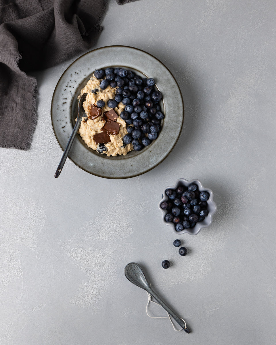 Porridge Foodfotografie auf grauem Hintergrund