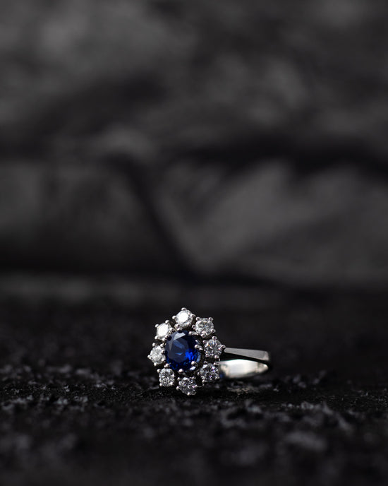 Lady Diana Ring auf einem schwarzen Fotohintergrund für Produktfotografie