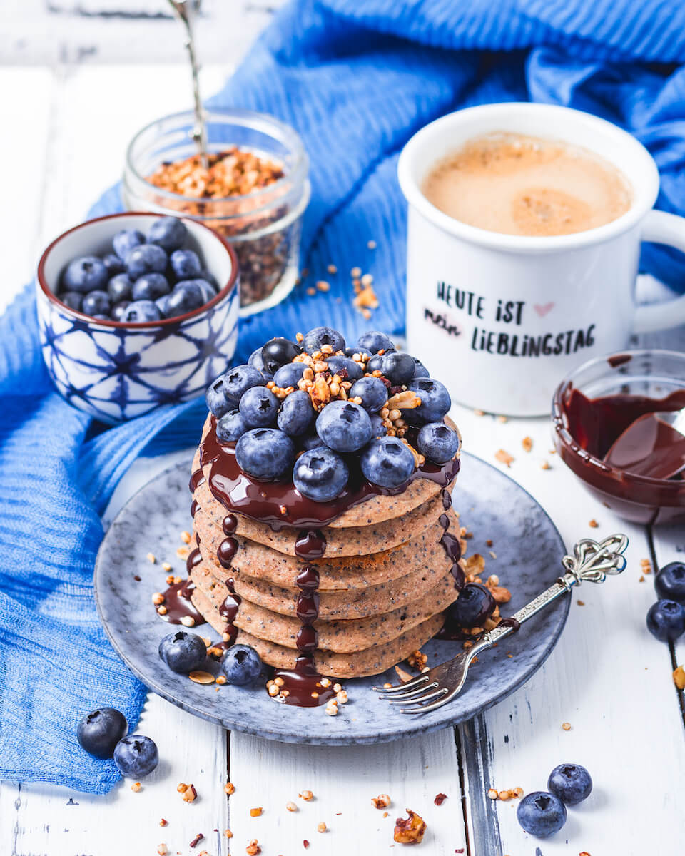 Pancakes auf einem weißen Foto-Hintergrund von FoodyBoard aus Echtholz