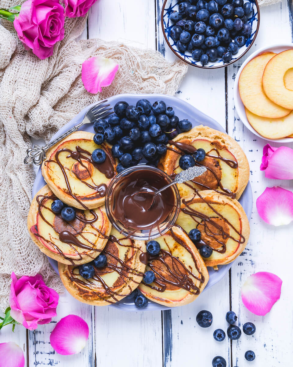 Foodfotografie Hintergrund im Shabby Chic Design mit Apfel-Pancakes
