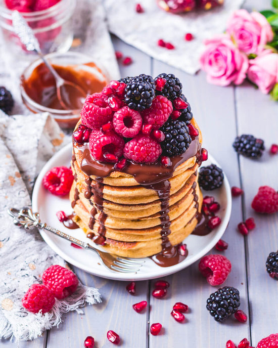 Pancakes fotografiert auf dem Fotohintergrund Xet von FoodyBoard.