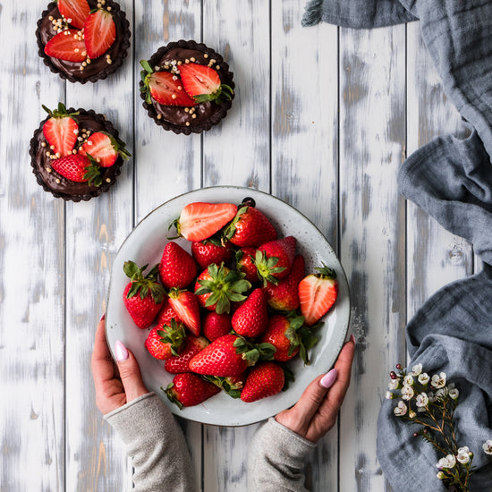 Echtholz Werbefotografie Fotounterlage von FoodyBoard mit Erdbeeren in Szene gesetzt 