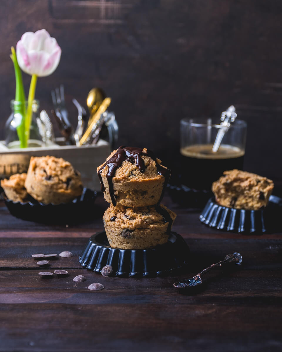 Muffins mit einem Rost Fotohintergrund wie ein altes Backblech