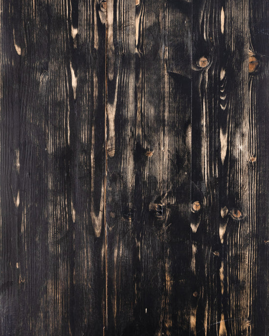 Vinyl Motiv eines geschliffenen Holz FoodyBoards. Backdrop schwarz Holz geschliffen.