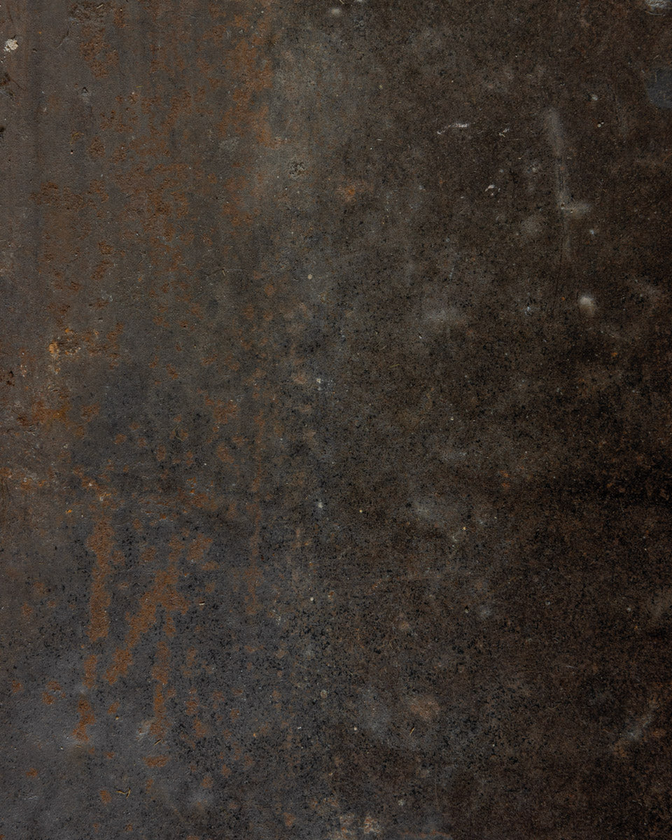 Laden Sie das Bild in den Galerie-Viewer, Rusty ist ein Vinyl Backdrop. Mit seinen gedämpften Farben und rustikalen Strukturen schafft er eine geheimnisvolle, dramatische oder nostalgische Atmosphäre, die die Wirkung eines Fotos noch verstärkt. Das Motiv des rostigen Metall-Looks verleiht Fotos Tiefe und Dimension, wobei die Rost-, Orange- und Metallic-Töne besonders fesselnd sind.
