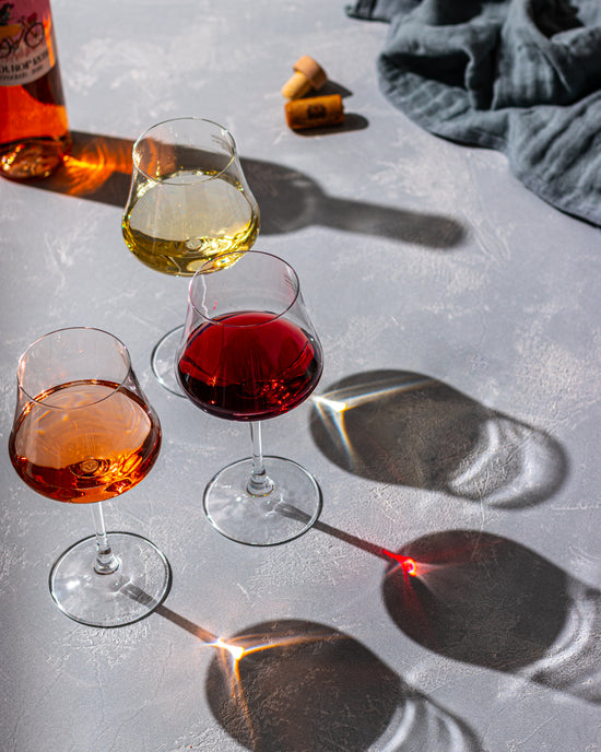 Grauer Fotohintergrund von FoodyBoard Fotoshooting mit Wein