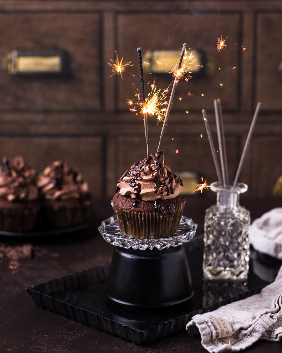 Cupcakes Foodfotografie vor braunen Schubladen Hintergrund