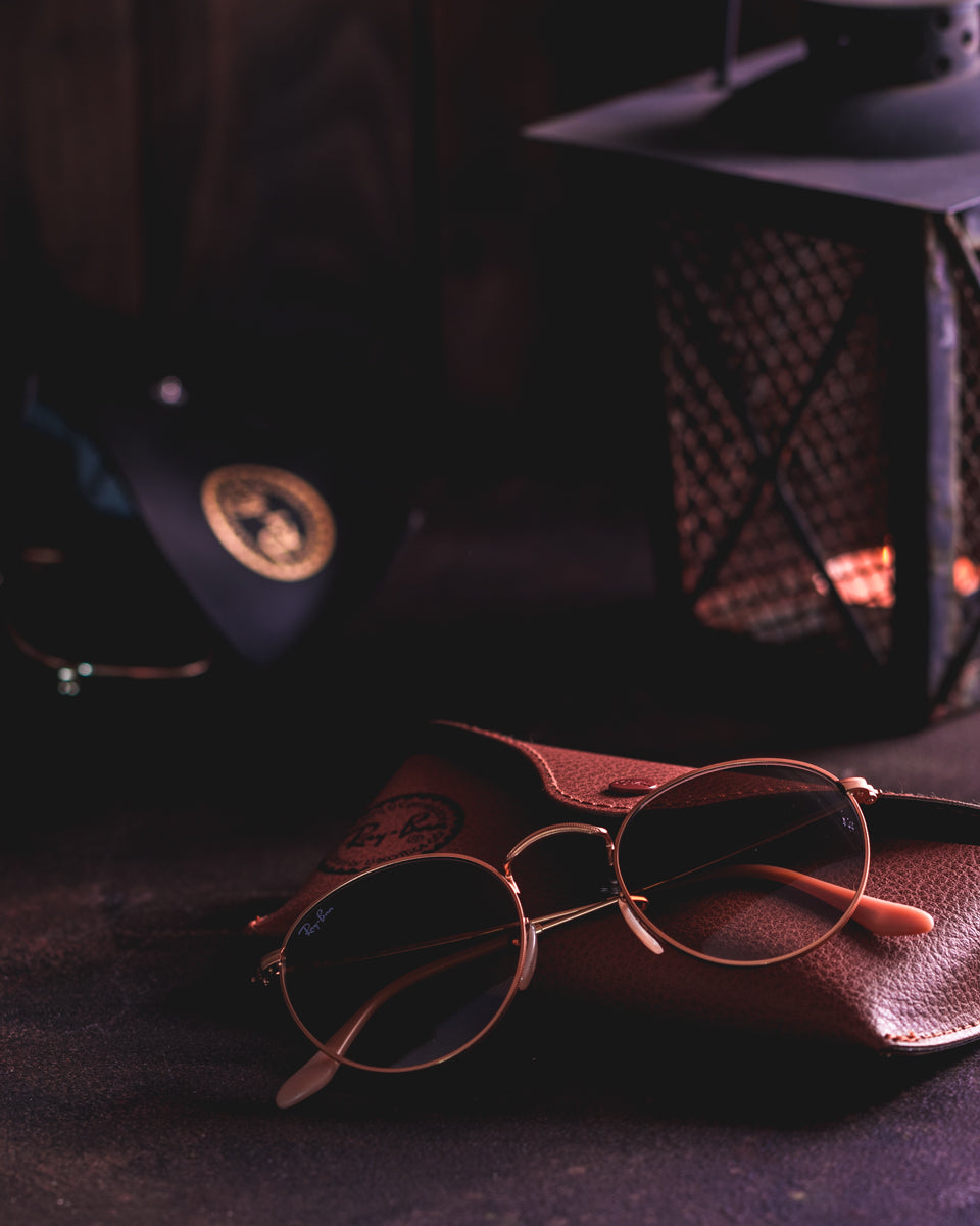 Produktfotografie einer Ray Ban Sonnenbrille mit einem Fotohintergrund aus echtem Holz; nicht nur Holzoptik.
