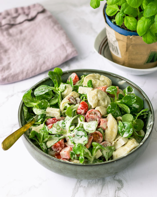 Tortelloni Salat auf Marmor Fotohintergrund von FoodyBoard 