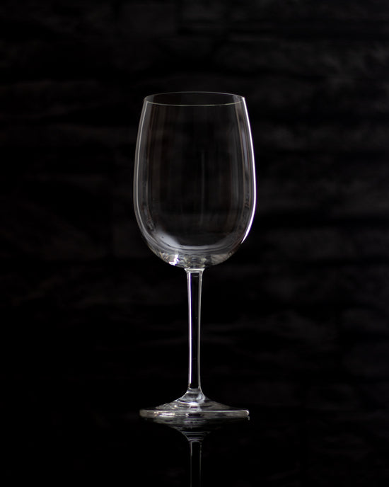 Weinglas vor dunkler Kulisse als Beispiel Produktfoto.